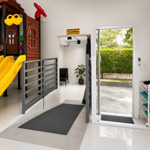 Children's area - Private Pool Villa @Sriracha, 3 BR , Family-Friendly with Kid's Club, 10 guests (Si Racha)
