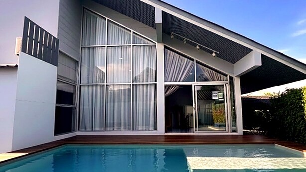 Una casa moderna amb piscina.