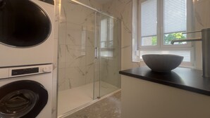 Bathroom - Modern 2-bedroom apartment with a kitchen (Offenbach)