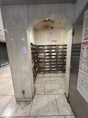 Ein Lagerraum mit Metallschließfächern und einem Schild, das Rauchverbot anzeigt.