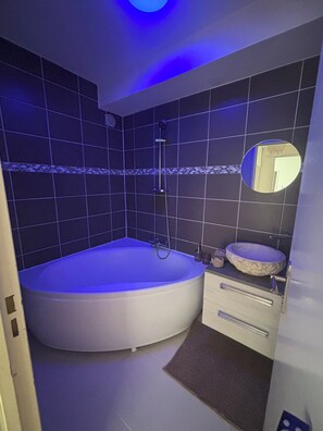 Hair dryer, towels, soap, toilet paper - Vrbo Property (Sotteville-lès-Rouen)