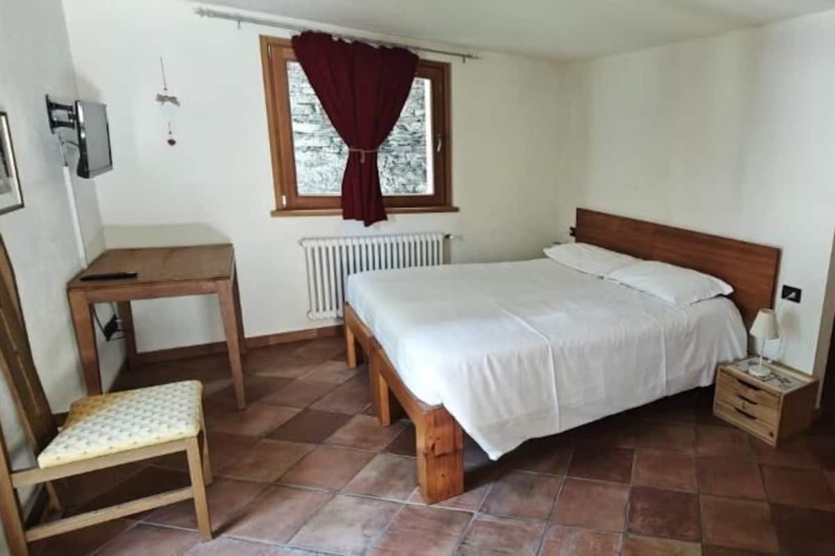 Deluxe Double or Twin Room, Mountain View | In-room safe