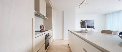 Coffee/tea maker, fridge, oven, stovetop
