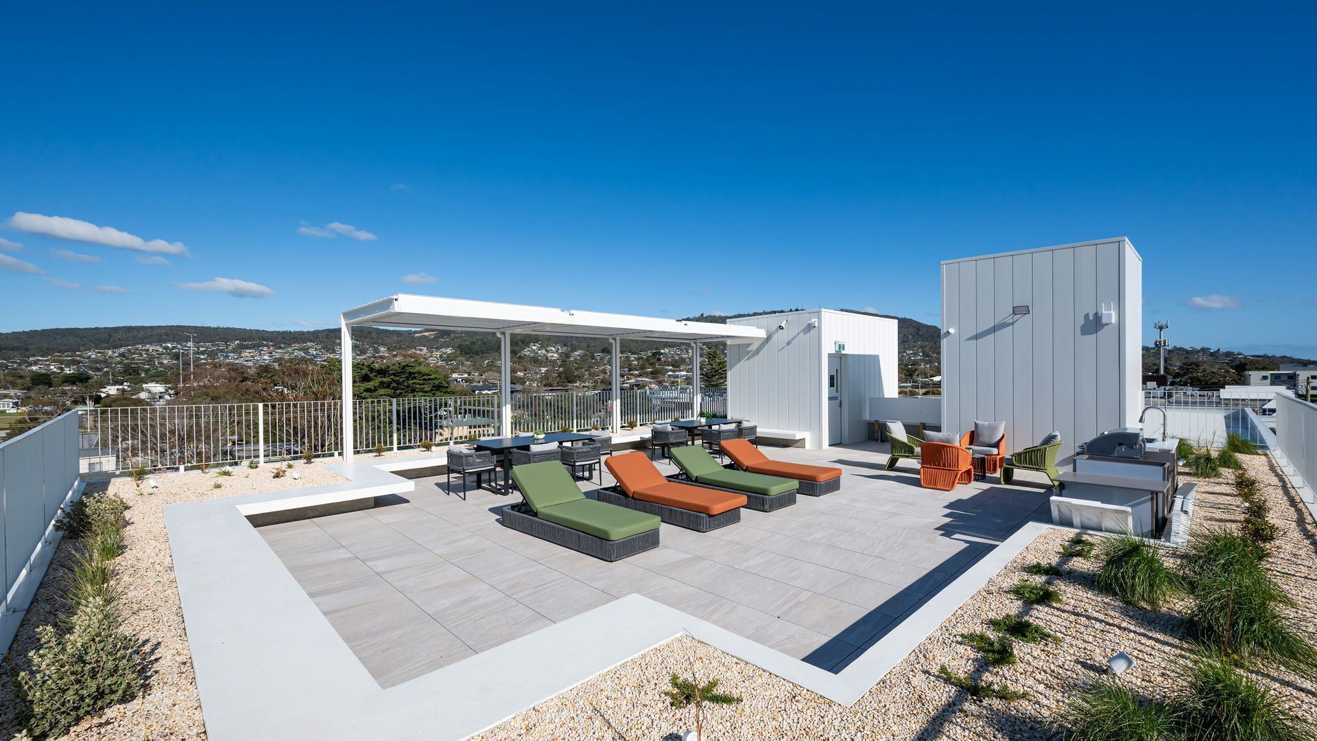 Una terrazza sul tetto con posti a sedere all'aperto, una zona riparata e vista sulla città.