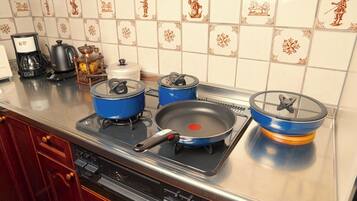 冷蔵庫、電子レンジ、コンロ、調理器具と食器