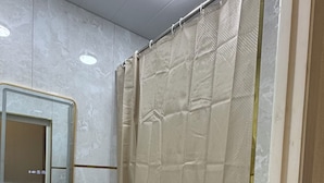 Ein Badezimmer mit Spiegel, Waschbecken und Duschvorhang.