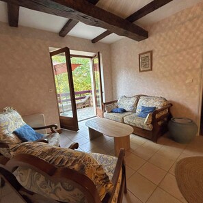 Living area - La Cerisaie - House in the Nord/Aveyron region near Aubrac, Laguiole, and the Lot Valley. (Lassouts)