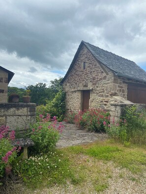 Exterior - La Cerisaie - House in the Nord/Aveyron region near Aubrac, Laguiole, and the Lot Valley. (Lassouts)