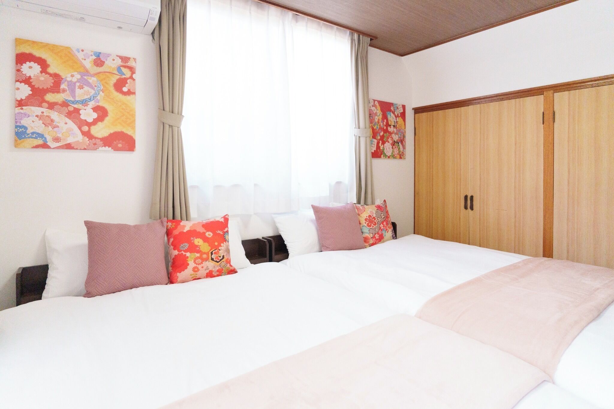 4 bedrooms, iron/ironing board, WiFi (free), bed sheets