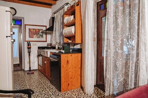 Una cocina con armarios de madera, una estufa y un lavabo.