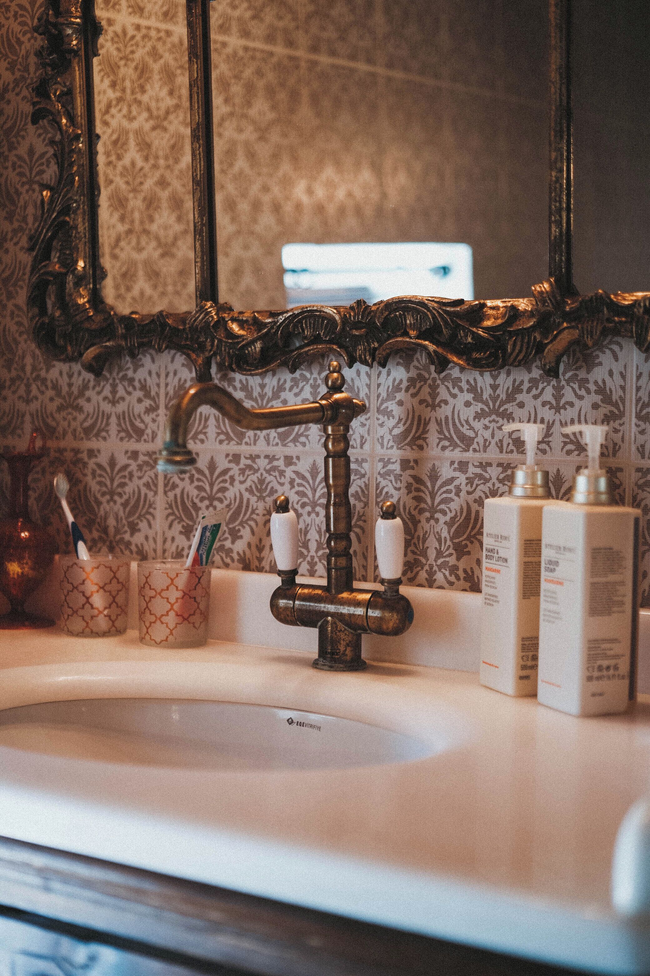 Comfort suite, privébadkamer, uitzicht op tuin | Badkamer | Pantoffels