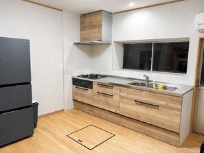 Refrigerador, microondas, placa de cocina, utensilios de cocina