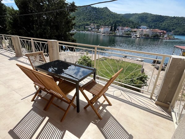 Outdoor dining - Croatia, Dalmatia! Charming apartment in the fishing village of Blace, right on the water! (Blace)