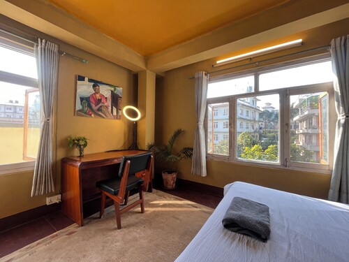 Sunny Side Up top-floor apartment