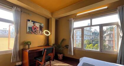 Sunny Side Up top-floor apartment