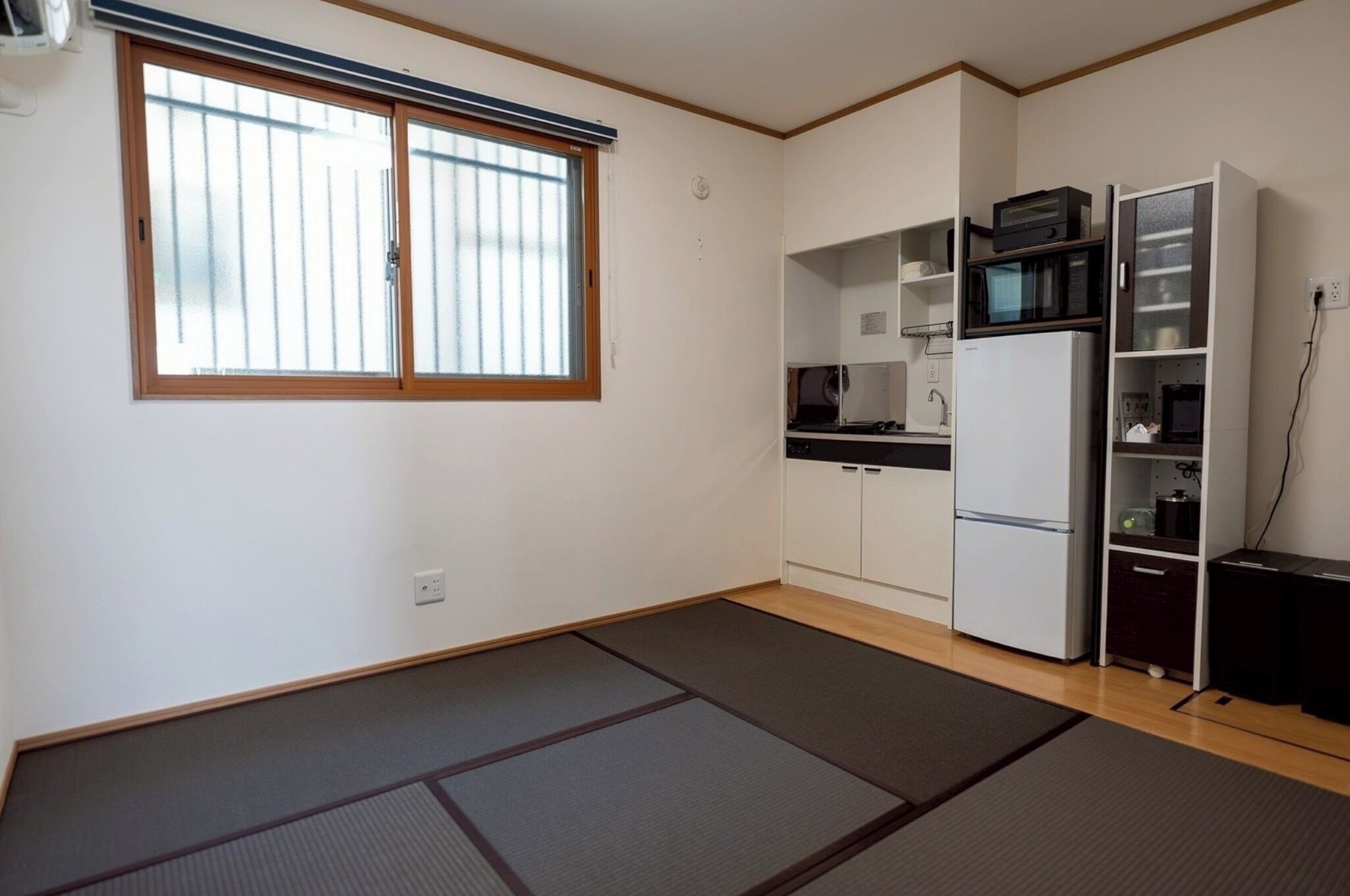 Kühlschrank, Mikrowelle, Herdplatte, Kochgeschirr/Geschirr/Besteck