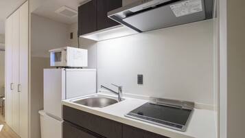 Geladeira, micro-ondas, cooktop, talheres/pratos/utensílios de cozinha