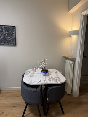 Dining - Charming 2BR Downtown Metro (Athina)
