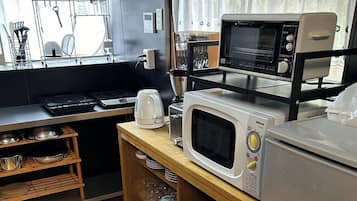Frigorífico, microondas, placa de cocina y utensilios de cocina