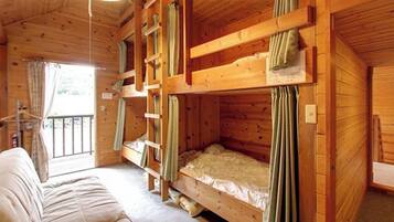 2 bedrooms, desk, WiFi (free)