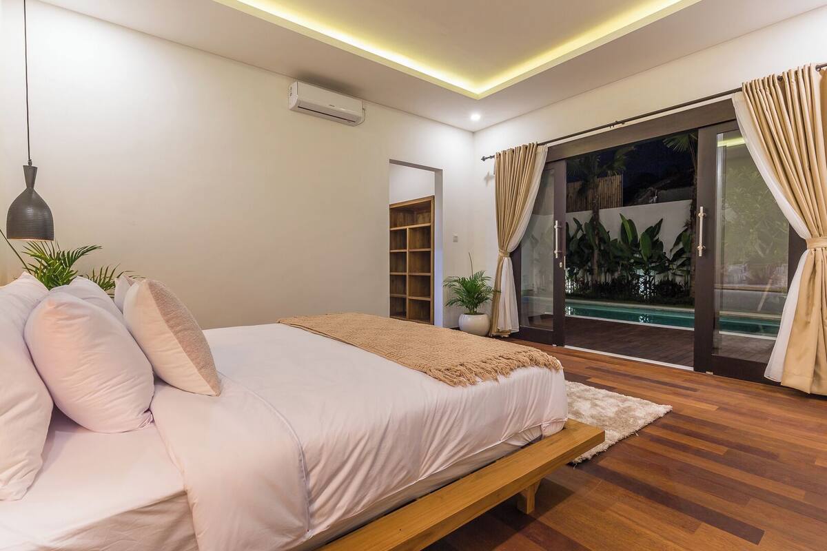 In-room safe, WiFi (free)