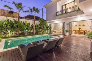 A modern house with a swimming pool, outdoor seating, and a dining area. - Villa Sereine Seminyak (Seminyak)