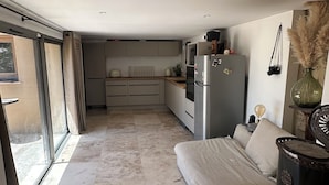 A modern living room with a sofa, a coffee table, and a decorative urn. - A peaceful retreat - pool - 3 min from Lourmarin (Puyvert)