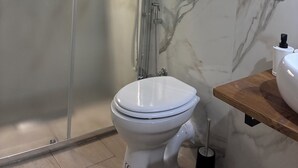 Shower, hair dryer, towels, soap - ANTØ COMFORT ROOM (Palermo)