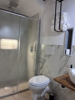 Dusche, Haartrockner, Handtücher, Seife