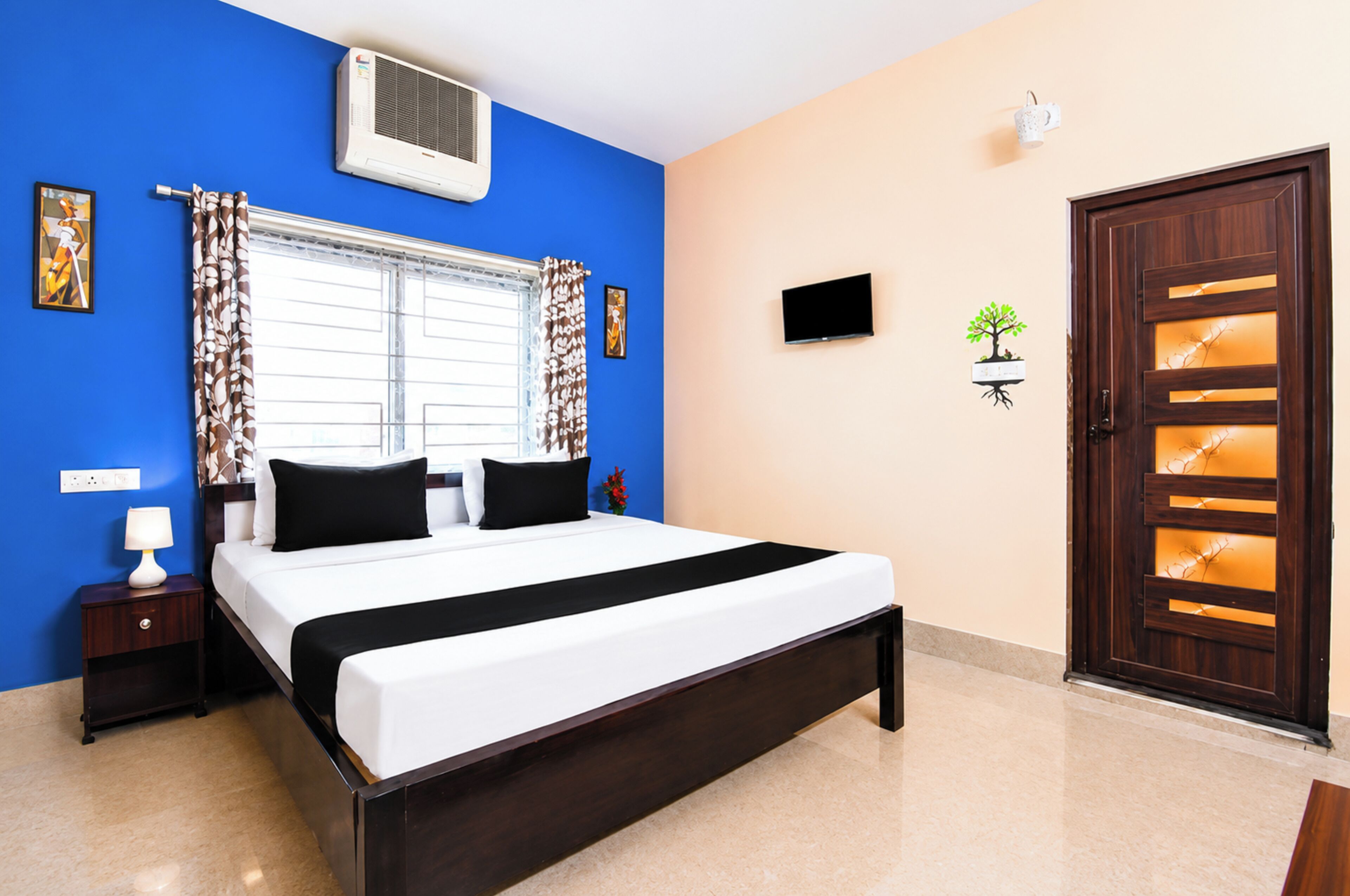 Hypo-allergenic bedding, desk, soundproofing, free WiFi