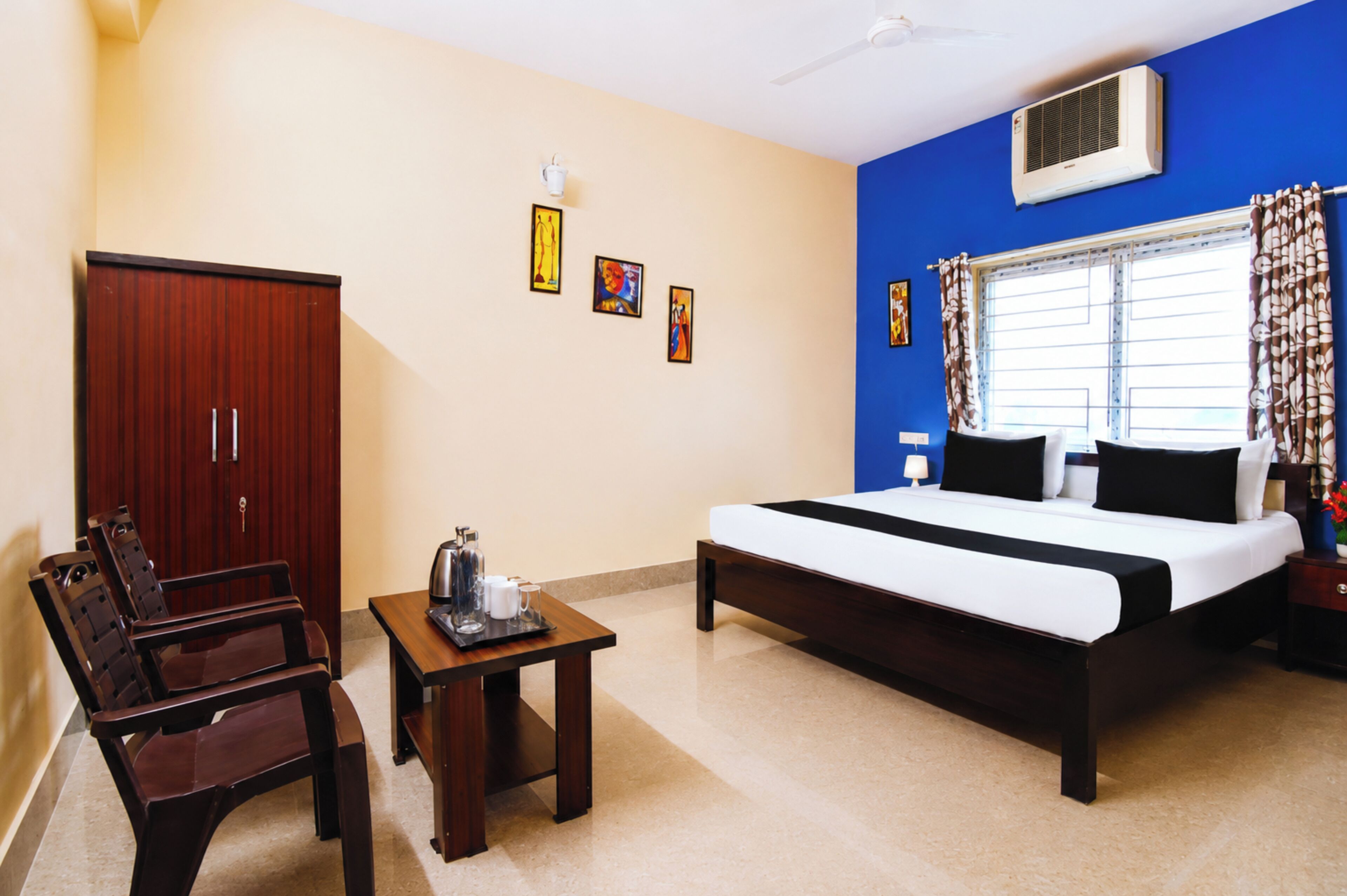Hypo-allergenic bedding, desk, soundproofing, free WiFi