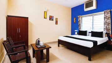 Hypo-allergenic bedding, desk, soundproofing, free WiFi