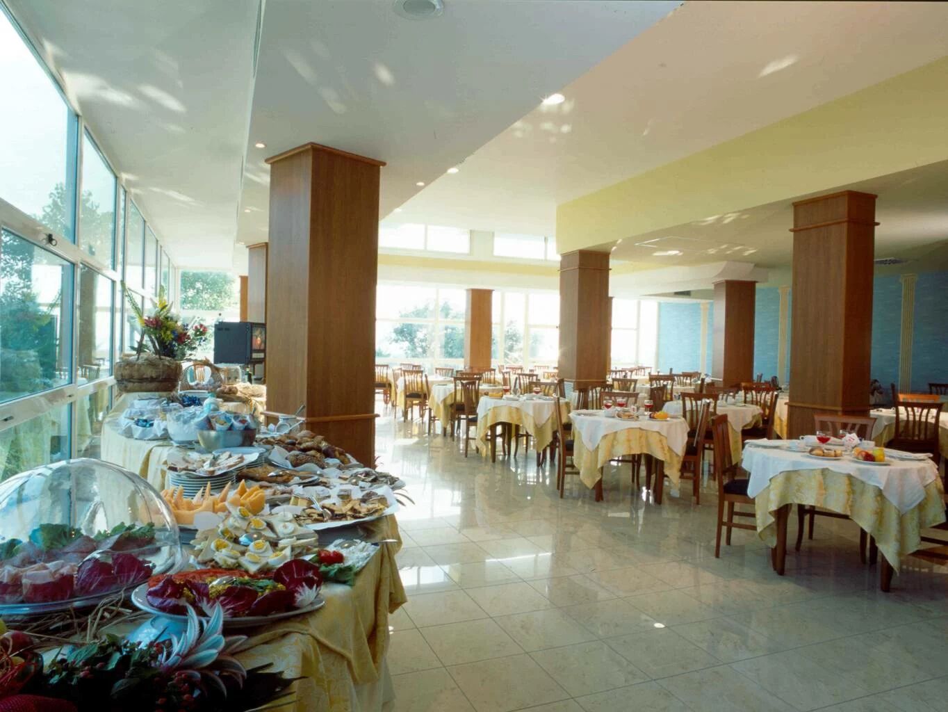 Petit déjeuner buffet servi tous les jours en supplément