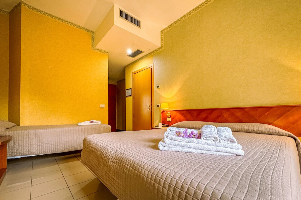 Quarto triplo, vista para a cidade | Roupas de cama de algodão egípcio, roupas de cama premium, frigobar