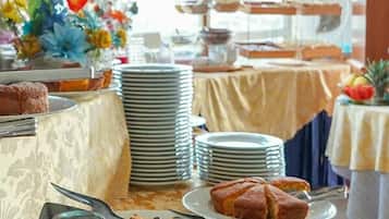 Bữa sáng buffet hàng ngày với phụ phí nhỏ