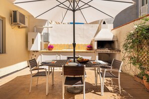 Outdoor dining - Vrbo Property (Cagliari)