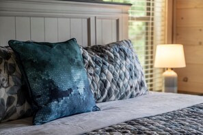 3 bedrooms, desk, free WiFi, bed sheets - Tennessee Sunrise | Mountain Views, 3 King Suites, WifFi & Games (Sevierville)