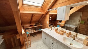 Shower, jetted bath, hair dryer - Vrbo Property (Villard-de-Lans)