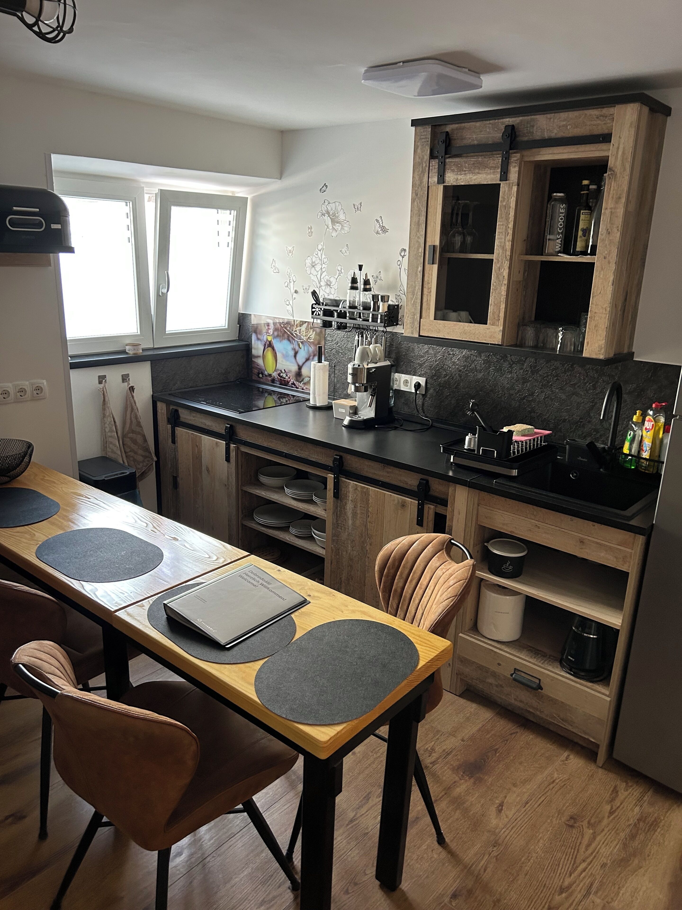 Wasserkocher mit Kaffee-/Teezubehör, Kühlschrank, Mikrowelle, Ofen