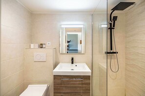 Apartment | Badezimmer | Haartrockner, Handtücher, Shampoo