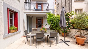Outdoor dining - Gîte de l'Annonciation – in the heart of Lourdes (Lourdes)
