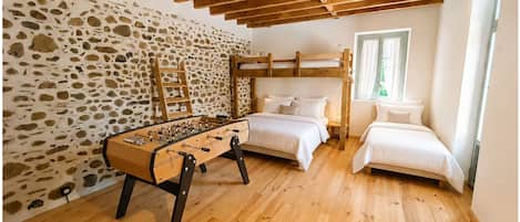 2 bedrooms, WiFi (free), bed sheets