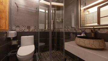Comfort-Dreibettzimmer, 2 Queen-Betten, Haustiere gestattet | Badezimmer | Dusche, kostenlose Toilettenartikel, Haartrockner, Hausschuhe