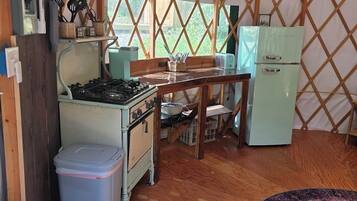 Coffee/tea maker, fridge, microwave, stovetop