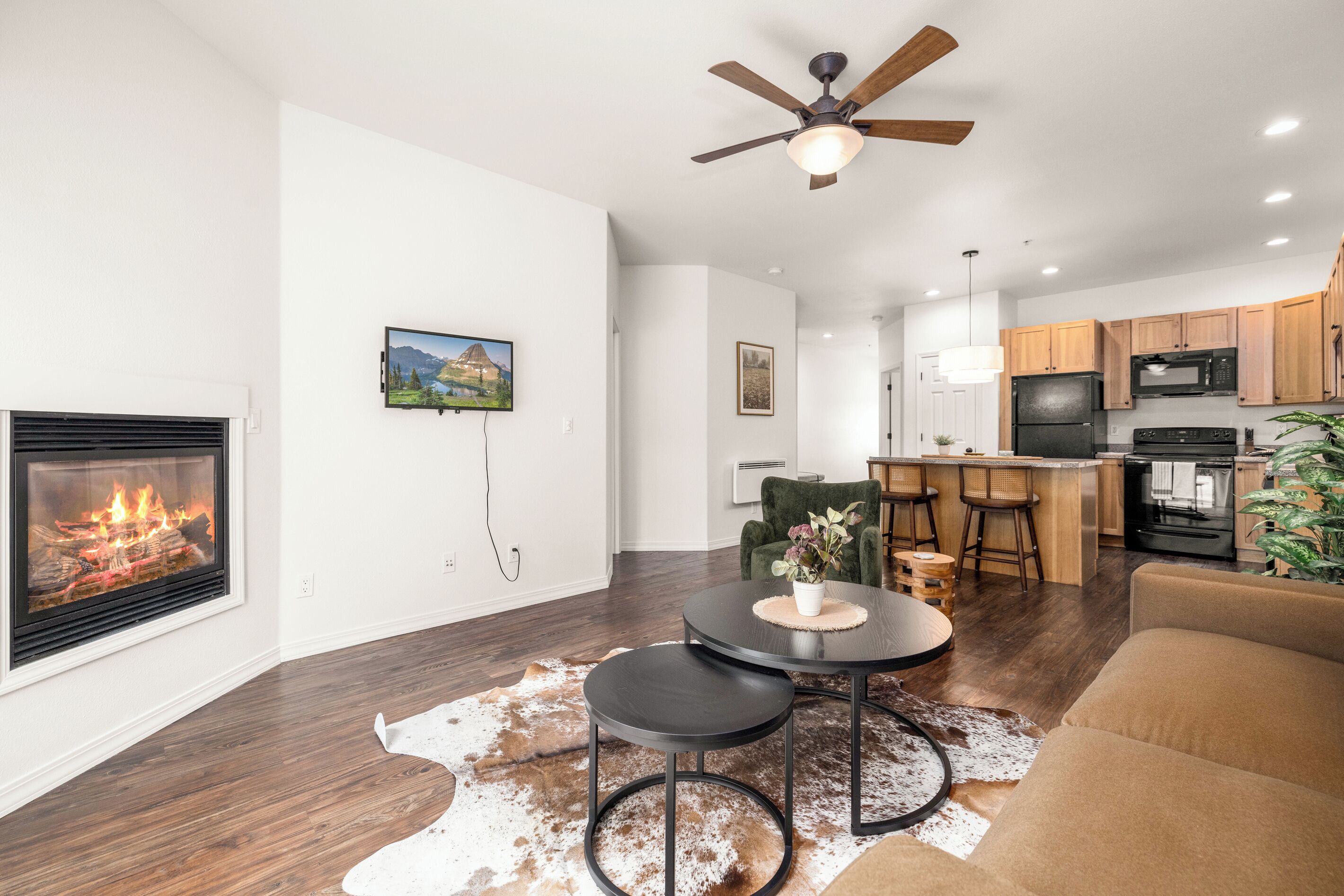 Smart TV, fireplace
