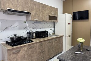 Private kitchen - Lovely 1-bedroom apartment with AC in enchanting Tashkent (Tashkent)