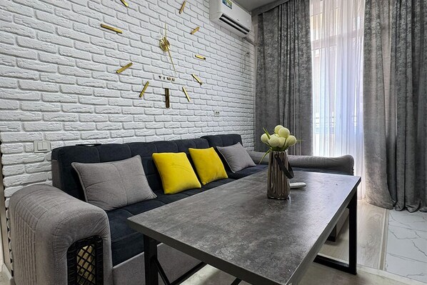 Living area - Lovely 1-bedroom apartment with AC in enchanting Tashkent (Tashkent)