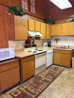 Private kitchen - Whitefish Lake Access Suite (Whitefish)