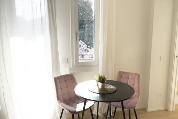 Dining - Vrbo Property (Milano)