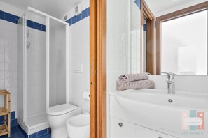 Sèche-cheveux, serviettes fournies, papier toilette